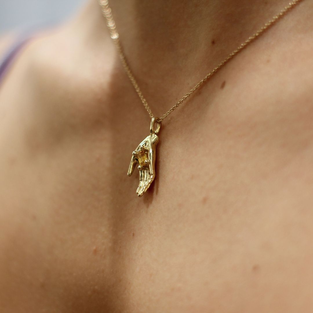 La mano di Dio - Yellow Sapphire Gold Hand Necklace