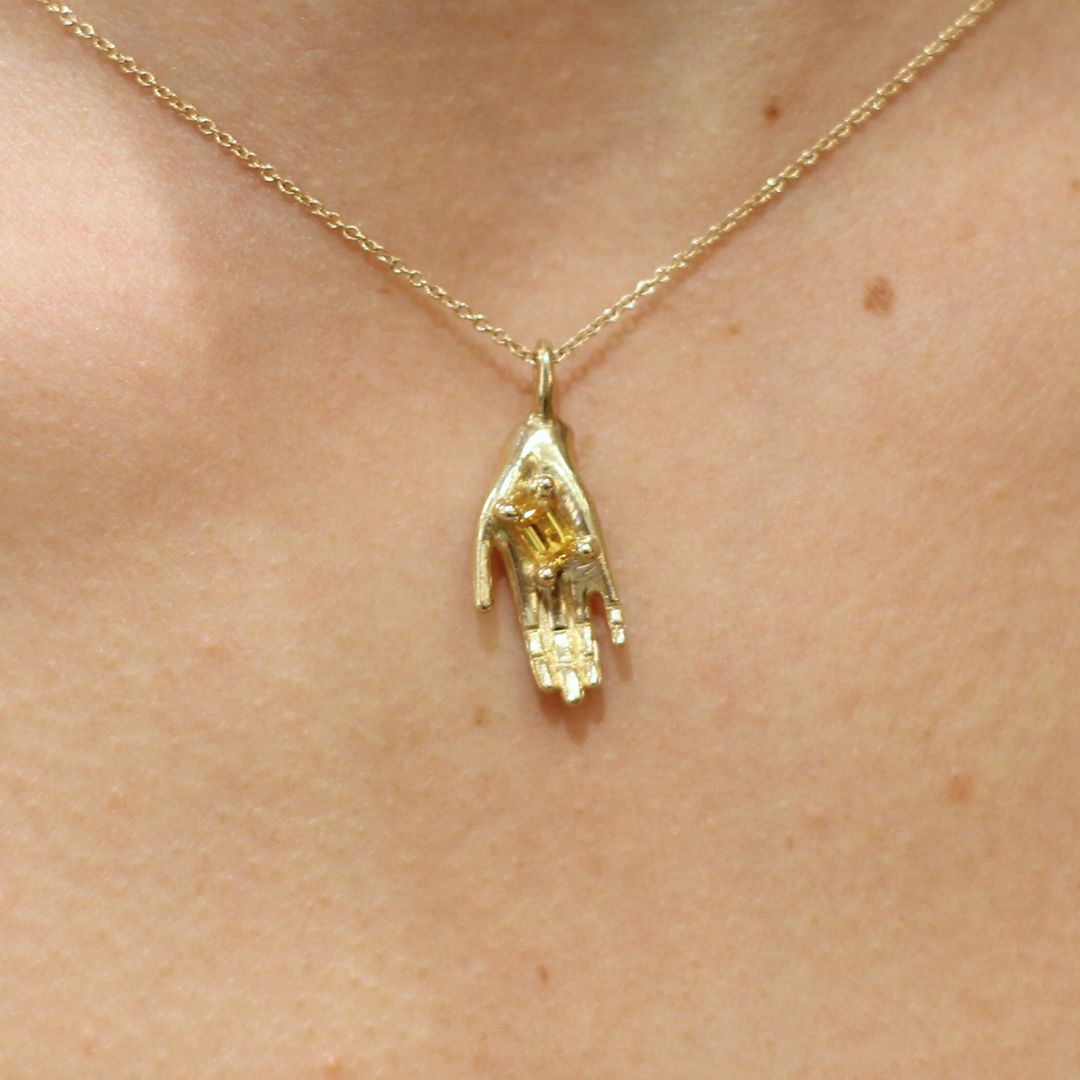 La mano di Dio - Yellow Sapphire Gold Hand Necklace