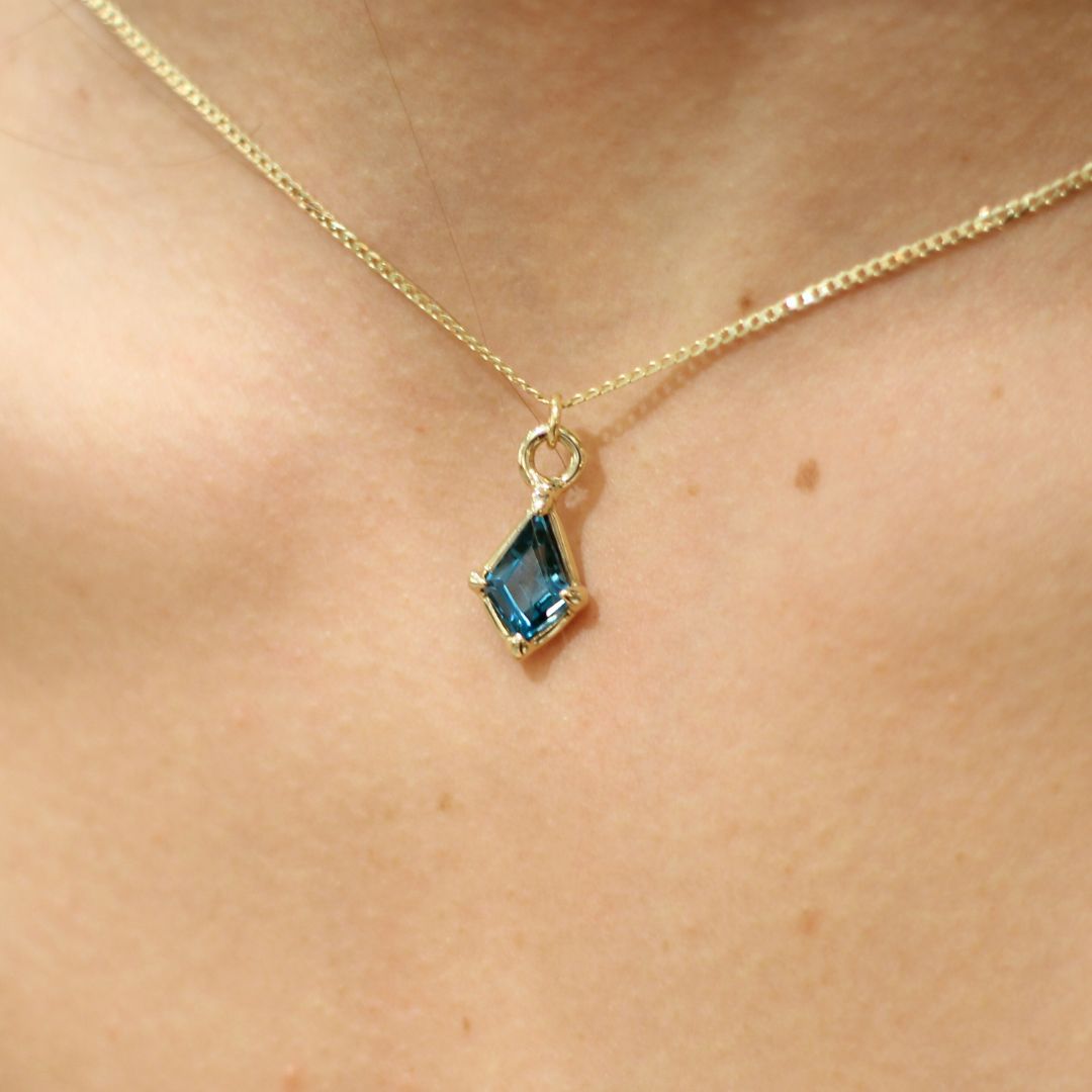 Gold Teal Sapphire Pendant Necklace