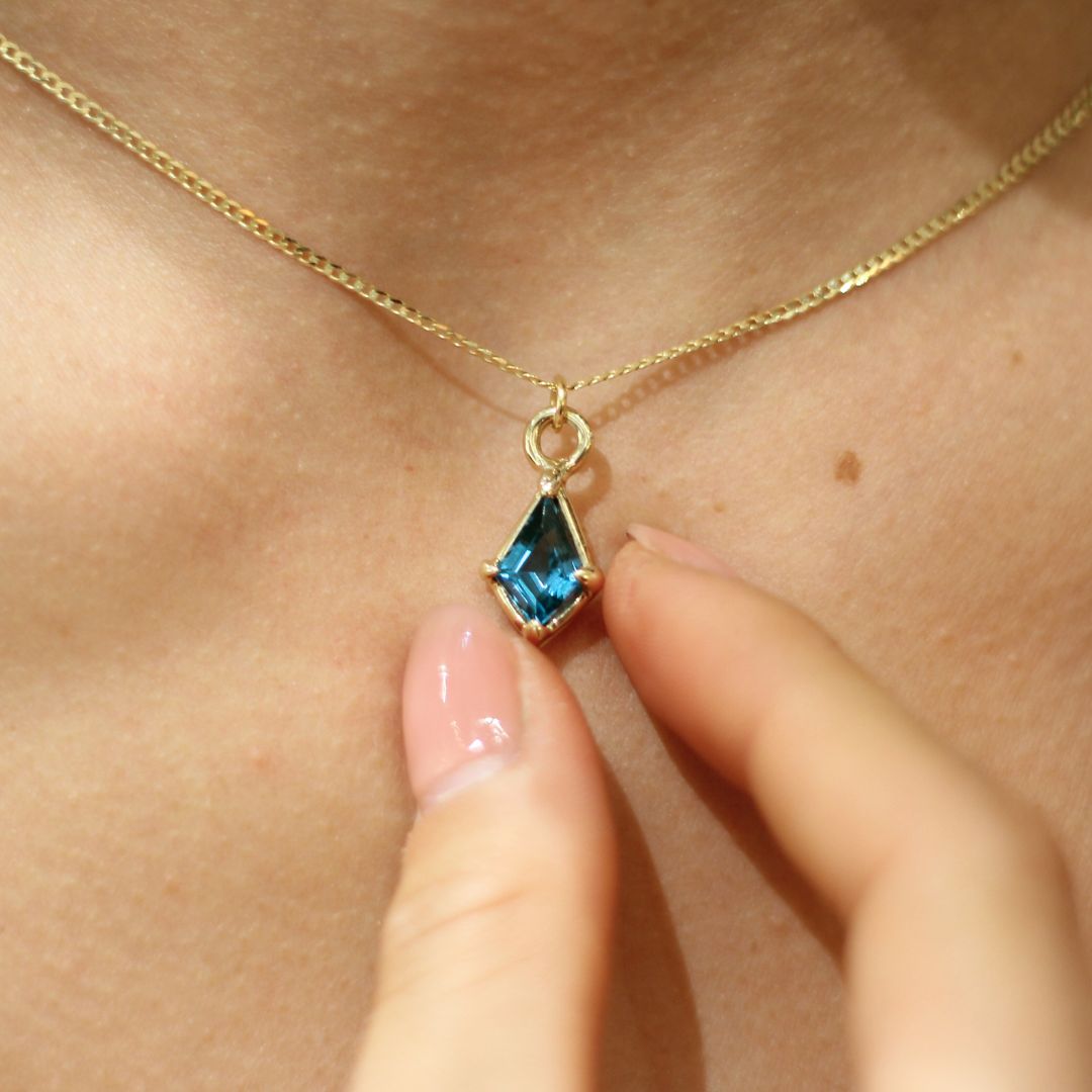 Gold Teal Sapphire Pendant Necklace